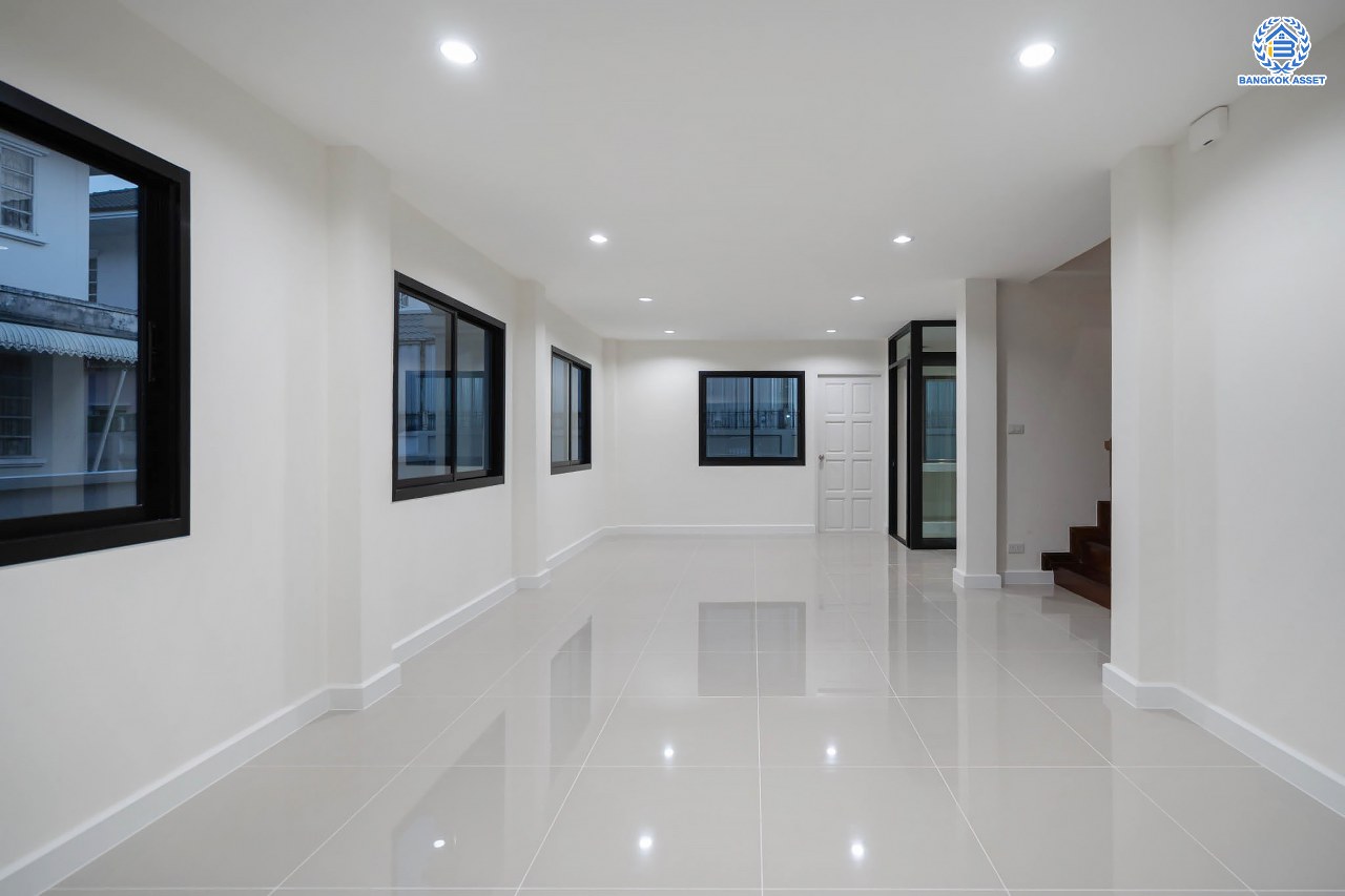 บ้านมือสองตกแต่งใหม่ โครงการ มณีรินทร์ รัตนาธิเบศร์ แบรนด์ Property Perfect เนื้อที่ 54.2 ตร.ว. ฟังก์ชัน 3 ห้องนอน 2 ห้องน้ำ จอดรถได้ 2 คัน บนทำเลศักยภาพ เชื่อมต่อทั้ง ถนนรัตนาธิเบศร์ และถนนราชพฤกษ์ ใจกลาง 2 เซ็นทรัลฯ ใกล้ทางด่วน "งามวงศ์วาน" และรถไฟฟ้า "สถานีบางรักน้อยท่าอิฐ"